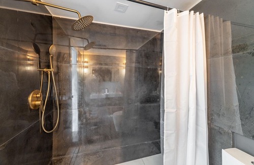Landmark Apartamento | Trendy Landmark 2BR w/ Pool, nr Shopping & Restaurants, by Blueground