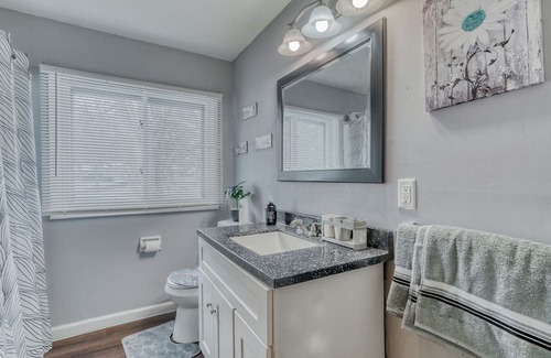 North Greece Casa | 4-Bed Haven for Nurses: Near Hospitals, Mins to Restaurants & Shops