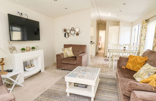 Felinfach Cabina | WOODLAND BREEZE, pet friendly, country holiday cottage in Llanarth