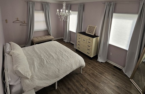 Holly Apartamento | Conductors Quarters - Chic comfort with 100% accessibility