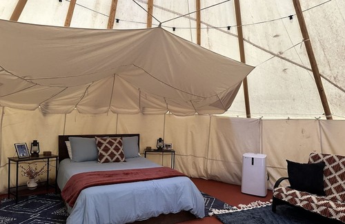 Steelville Alquiler De RV | A teepee on 1200-acre ranch where secluded woods envelope the grounds.