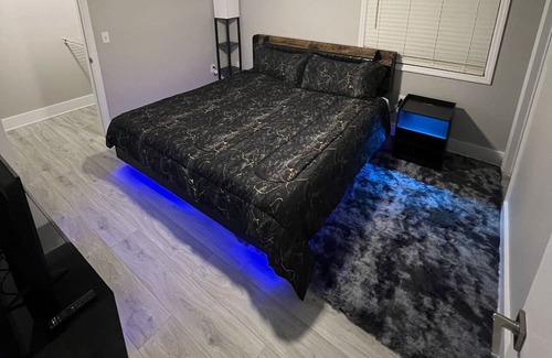 East Forest Apartamento | Cozy LED Getaway 10 mins from Downtown Charlotte. 2 King Sized Beds 2 Full Bath.