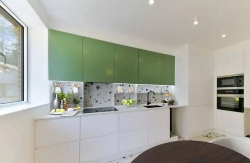 Redhill Casa | Stylish 4 Bed House, Near East Surrey Hospital