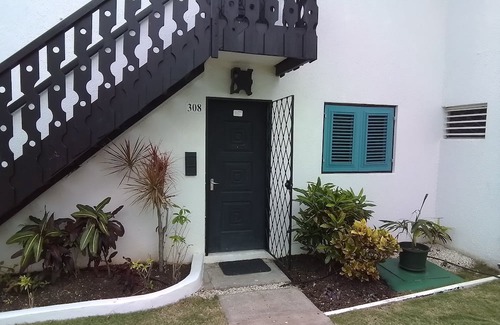 Blue Waters Apartamento | Easy access to South coast Bars Beaches and Shops. Swimming Pool . Golf