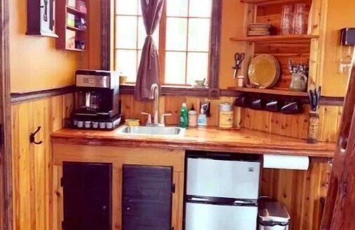 Cassville Apartamento | The Getaway Treehouse & Jacuzzi Bath House
