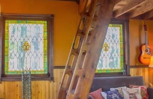 Cassville Apartamento | The Getaway Treehouse & Jacuzzi Bath House