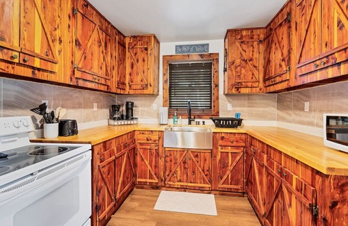 Tallassee Cabina | Becky’s hideaway nestled next to the great smoky mountains national park.