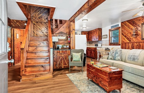 Tallassee Cabina | Becky’s hideaway nestled next to the great smoky mountains national park.