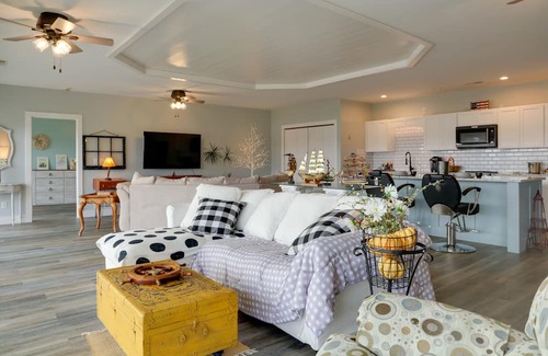 Florence Casa | Waterfront Retreat w/ Dock on Turtle Creek Bay!
