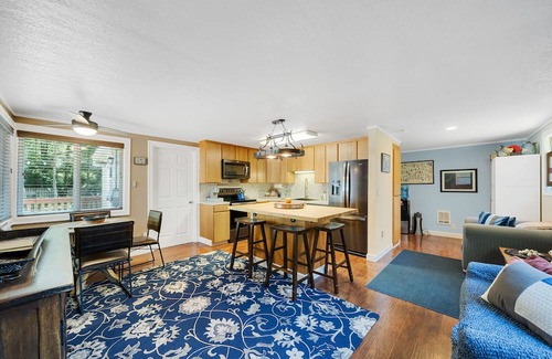 Netarts Casa | Cottage Near the Bay. Beautiful getaway home, located in Netarts OR!