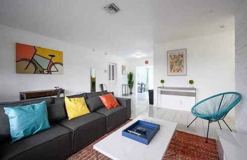 West Hollywood Apartamento | 3 Bedroom 808404 by Houzlet