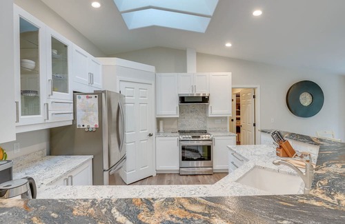 Sudden Valley Casa | Charming Bellingham Home: Backyard, Walk to Beach!