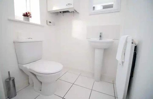 Magor Casa | Seymour Way (Stunning 4 bed with FREE parking)
