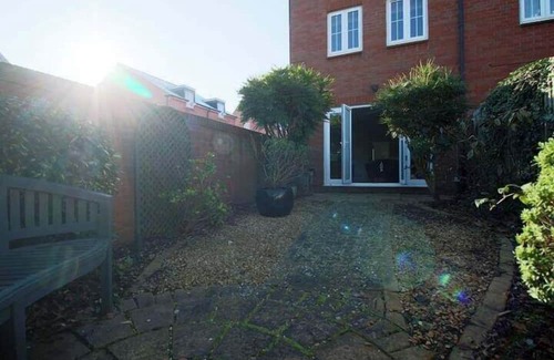 Magor Casa | Seymour Way (Stunning 4 bed with FREE parking)