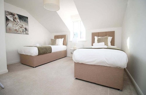 Magor Casa | Seymour Way (Stunning 4 bed with FREE parking)
