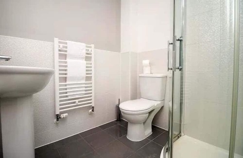 Magor Casa | Seymour Way (Stunning 4 bed with FREE parking)
