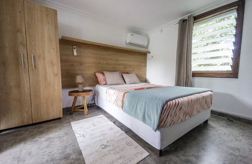 Aburi Cama Y Desayuno | Rustic and unique private room with large wraparound balcony up in the Trees!