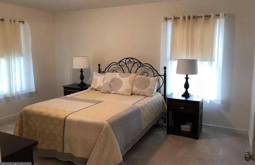 Stafford Casa | Cozy Home in quiet neighborhood. Dog friendly, with fenced backyard.