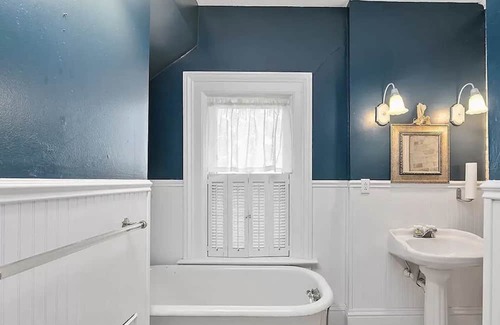 Lowell Otro | Historic Country Home with Hot Tub