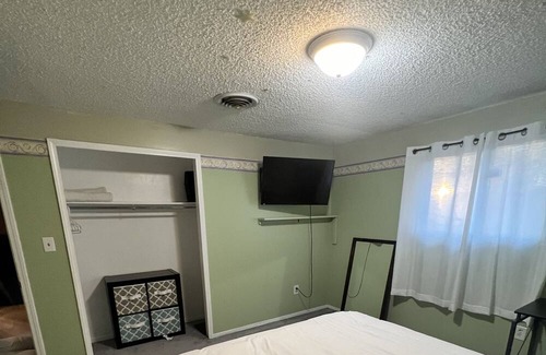 Lamar Heights Area Casa | Vibrant, comfortable home in Arvada. Close to great eats and beautiful views!!!