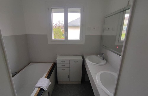 Bellerive-sur-Allier Apartamento | Apartment 'Petite Maison - 70m2' with Balcony and Wi-Fi