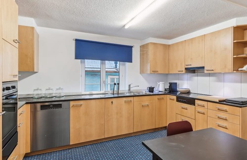 Dietikon District Apartamento | Double Bed and Bunks for Your Comfort