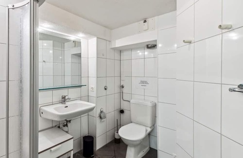 Dietikon District Apartamento | Double Bed and Bunks for Your Comfort