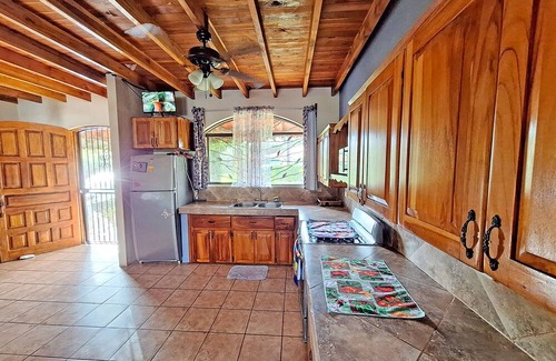 Cantón de Parrita Casa | Large family house, A/C, swimming pool, outdoor patio, minutes to the beaches!