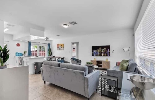 West Hollywood Apartamento | 3 Bedroom 731645 by Houzlet
