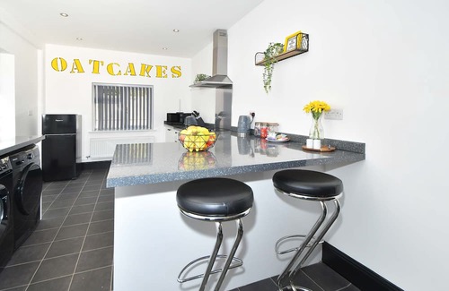 Burslem Casa | Potter's Rest: Explore the Potteries from this Wonderful Modern 4-Bed House!