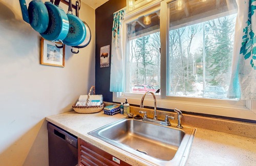 Greenville Junction Condominio | First-floor condo near lake/skiing/hiking with beach access, lake view & patio