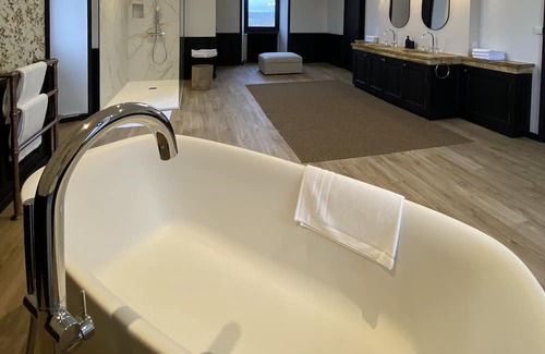 Haux Otro | Château Haute-sage : Demeure Familiale D'exception Avec Piscine