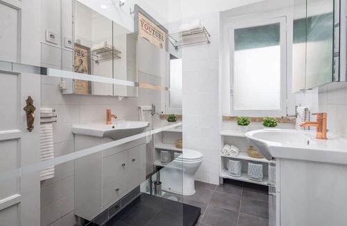Alvalade Apartamento | Classy 4BDR Apartment W/ Balcony by LovelyStay