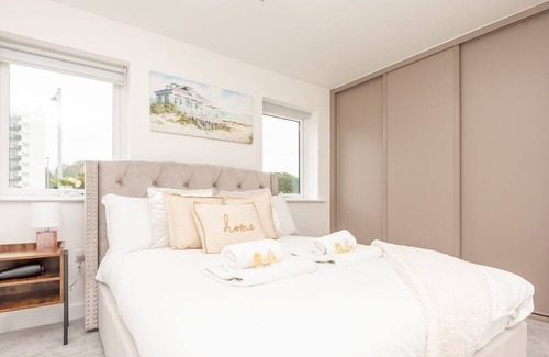 Chapeltown Casa | Pass the Keys | Modern Haven with Juliet Balcony