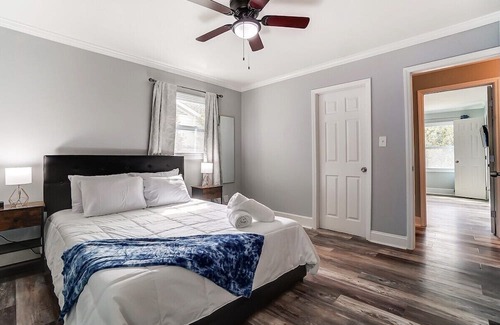 Starmount Casa | Sleek FunHouse w/ Hot Tub + Mini-Golf | King Suite