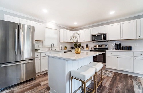 Starmount Casa | Sleek FunHouse w/ Hot Tub + Mini-Golf | King Suite