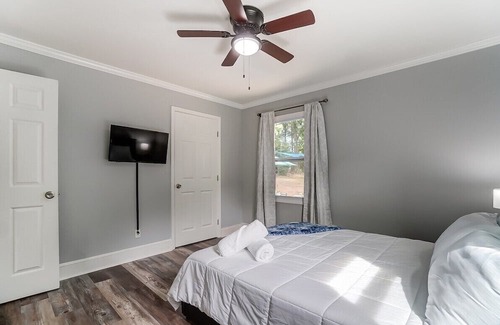 Starmount Casa | Sleek FunHouse w/ Hot Tub + Mini-Golf | King Suite