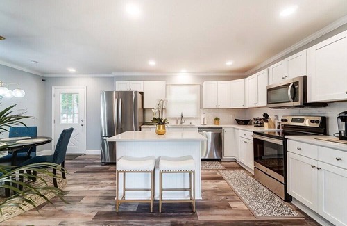 Starmount Casa | Sleek FunHouse w/ Hot Tub + Mini-Golf | King Suite