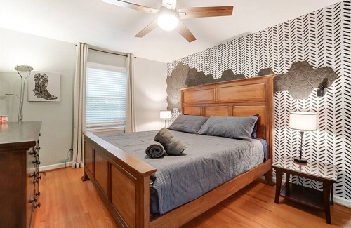 Ashbrook - Clawson Village Casa | Uptown Retreat | King Suite w/ Hot Tub & Fire Pit!