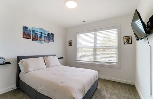 Charlotte Casa | Chic Stunner in Uptown | King Suite w/ Hot Tub!