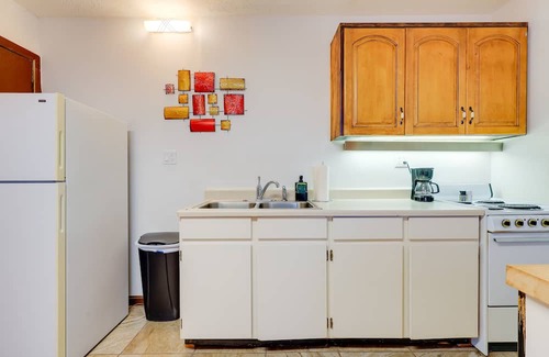 Shelley Apartamento | Shelly Studio Apartment Rental w/ Shared Fire Pit!