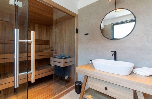 Kadumi Casa | Villa Vallis, modern villa for 4 people with heated pool, whirlpool and sauna only 5.5 km from Porec