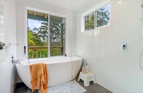 Ocean Shores Casa | Warrambool - Spacious Coastal home with Ocean views.