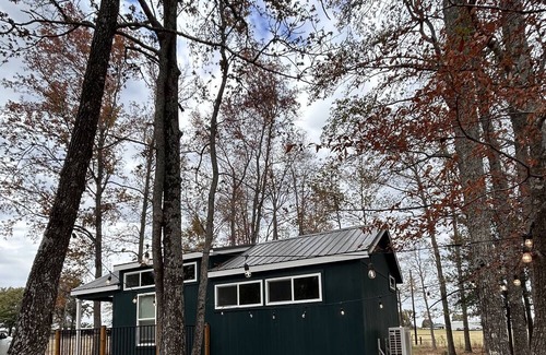 Athens Cabina | Tiny home nestled in the woods