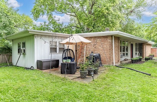 Homewood Casa | Cozy Rest-Haven, walking distance from Metra station and downtown Flossmoor