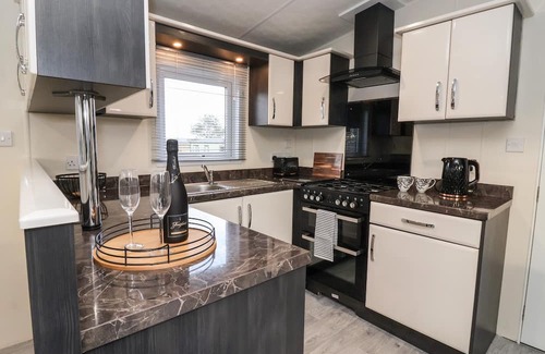West Heslerton Cabaña | TORTWORTH LODGE, pet friendly, with hot tub in Sherburn