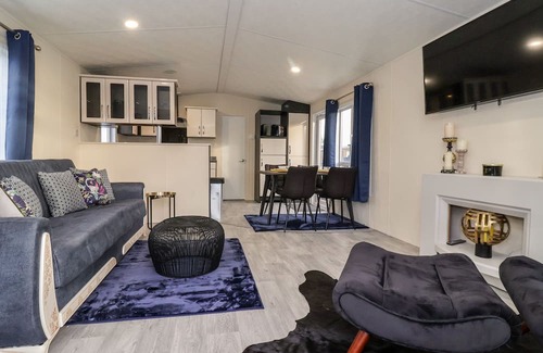 West Heslerton Cabaña | TORTWORTH LODGE, pet friendly, with hot tub in Sherburn