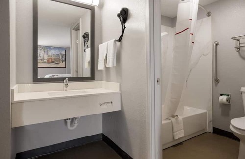 Alexandria Casa | Relax in Style: Short Drive to Alexandria International Airport. Free Parking!