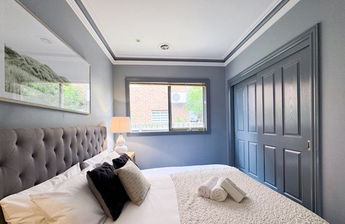 Knoxfield Casa | Victorian design house, 5-minute walk to lake, 3-minute drive to shopping mall.