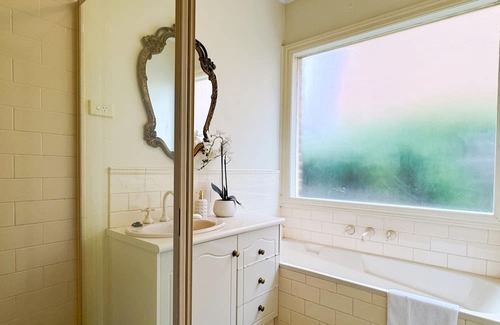 Knoxfield Casa | Victorian design house, 5-minute walk to lake, 3-minute drive to shopping mall.